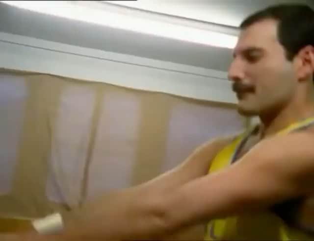 のインスタグラム：「Without any exaggeration THIS is, by FAR, my most favorite BTS clip of Freddie 🥰 I fall in love with his spirit every time I see this ✨ It literally fills me with JOY.   I love his energy here. I can relate to it so much. Every time I take the court, this is the energy I want to lead with .... happy, excited, hungry for action like a caged lion, free as a 🦅, in harmony with my peeps - that’s YOU @brookesweat 👑 that’s you too @caseytjennings 👑 & @coach.kioday 👑 + @arthurjfc_coach 👑   @freddiemercury @officialqueenmusic you will be with me every step of this Olympic/life journey 👑🙏✨ @old_fashioned_girl_ (thank you for this clip 🙏)  #pregamevibes Brookie .... SERIOUSLY ☺️😉😏 EVERY. GAME. VIBE.」