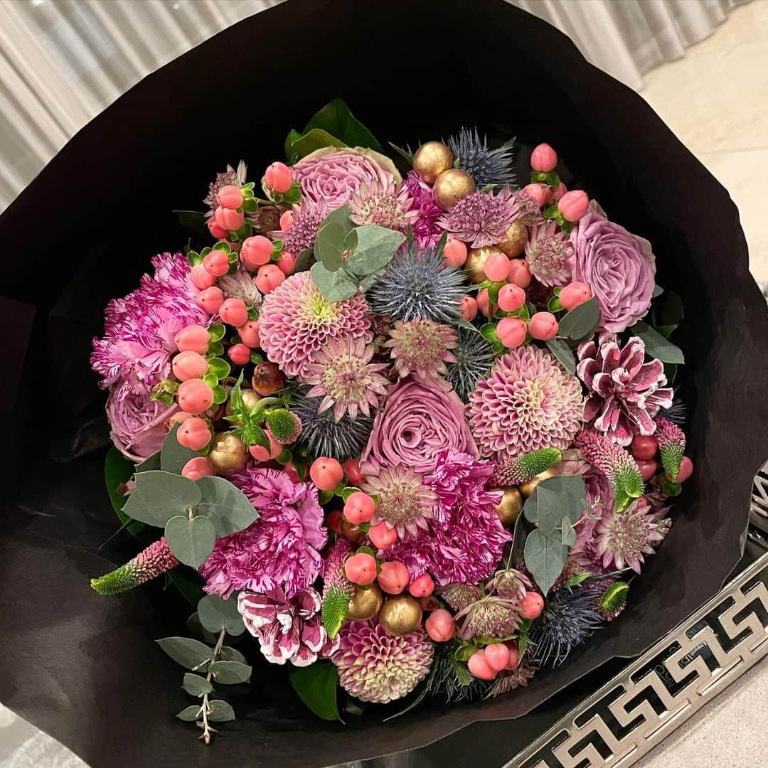 吉田美紀さんのインスタグラム写真 - (吉田美紀Instagram)「・ ・ そろそろお正月のお花や飾りに切り替えなきゃ！ だけど、まだまだクリスマスのお花も綺麗･:*+. ・ #flowers #gm #お花 #お花のある暮らし」12月28日 9時08分 - miki__yoshida