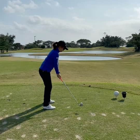 宮里美香のインスタグラム：「*** Okinawa🌺⛳️🏌️‍♀️ . 動画を撮られた方が良いショット打てるみたい😎🤙 . 165yd 5iron down wind💨  . . #golf #privategolf #5iron #okinawa #ゴルフ #スイング動画  #5番アイアン #風めっちゃ強かった #友達とゴルフ #楽しかった」