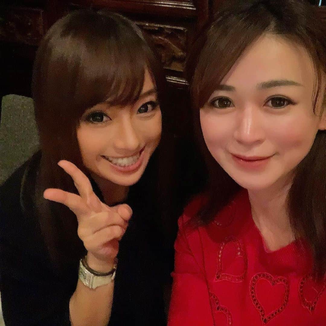 maikoのインスタグラム：「憧れの中華料理屋さん. 小熊飯店さんに連れてきてもらったぁ🦀🦀❤️. . 大大大好きなゆうこさんと🧸💕. 超高級、豪華絢爛、すべてか豪快かつ繊細で、. 舌が溶けて、ほっぺたも溶けて脳味噌にグォーッ🐻てするくらぃ美味しかった😊💓💕. 食器もひとつひとつ可愛かったぁ☺️✨. . ぉ土産の夜食も夜中にペロリッ😋♡♡. . テーブルを美味しぃご飯で囲んで みんなでいっぱぃ笑って幸せすぎまぴたっ🐻💓🧸. . #小熊飯店 #上海蟹🦀🦀」
