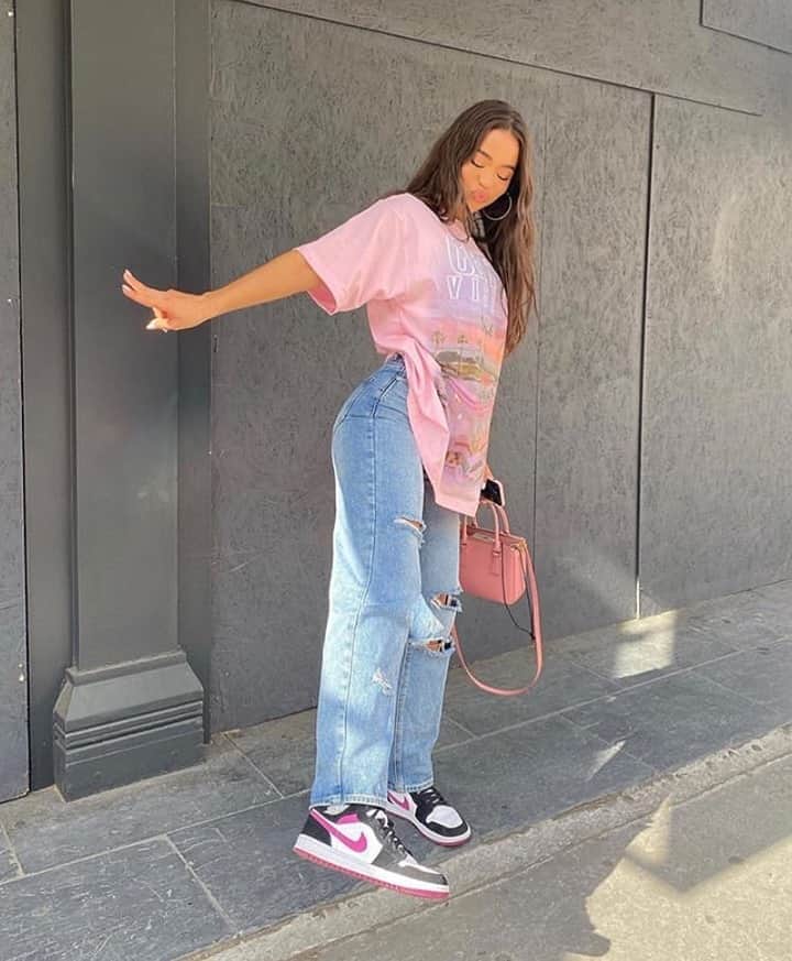 のインスタグラム：「DENIM DAZE 💙 40% OFF ABSOLUTELY EVERYTHING! TM Babe @michelledomingos wears the Sofi Straight Leg Jean NOW $30 AUD」