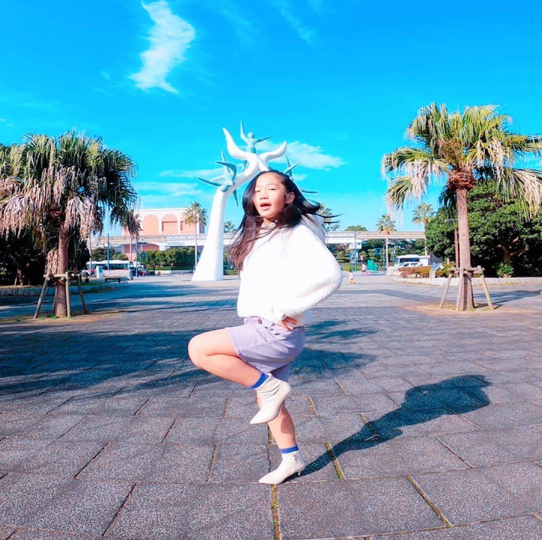 れのれらTVのインスタグラム：「＊-＊-＊-＊-＊-＊-＊-＊-＊-＊-＊-＊ ・ 【Step and a step】 ・ NiziUの「Step and a step」れのんダンスバージョン10万回再生越えました🙇‍♂️🤩✨ ・ 下手なりにれのんが頑張ってたので 彼女のダンスの成長も見守って頂けたらなと思います🙇‍♂️❣️ ・ 【NiziU】「Step and a step」のダンスを小学４年生れのんが踊ってみた♪【니쥬】【#1593】 https://youtu.be/aL1B_buGNlA ・ ・ 🟢浦安市運動公園NO編集バージョンがれのれらTV公式LINEのタイムラインにアップされています🟢 ・ #れのれらtv  #niziu #stepandastep #踊ってみた #ニジュー #ダンス #親バカ部  #浦安市運動公園 #youtuber  #応援してくれてありがとう  #撮影 #撮影風景 #娘  #小学生女子 #小学生 #れのん #小学4年生 #ダンス動画  ・ ＊-＊-＊-＊-＊-＊-＊-＊-＊-＊-＊-＊」