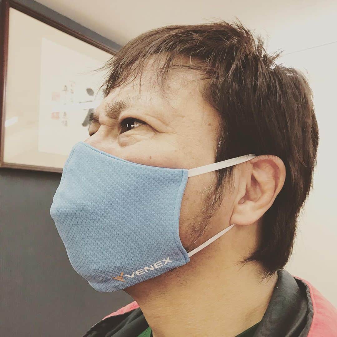 小島聡のインスタグラム：「ベネクスのマスクをゲットしました！！  もともとリカバリーの為にシャツやズボンを愛用していて、マスクまであって安心です☺️。  色も綺麗！！  #小島聡 #新日本プロレス #ベネクス」