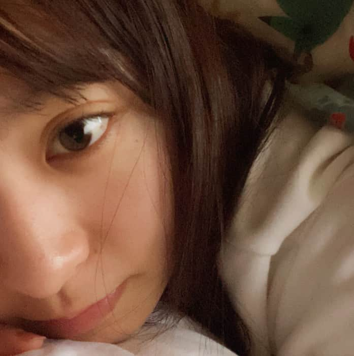 柿原桃里のインスタグラム：「_ おはよございます🌞🧡 布団から出れない人」