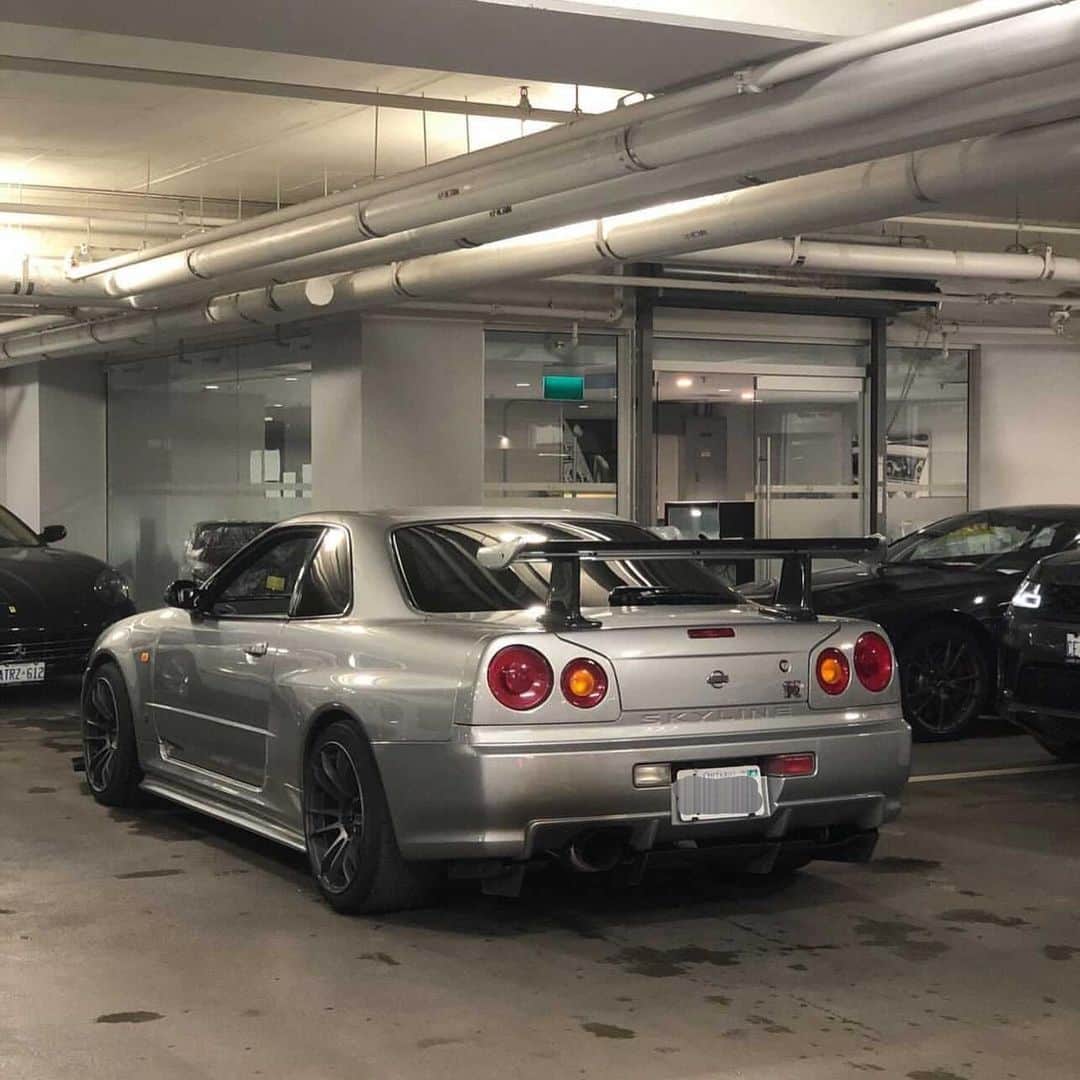 CarsWithoutLimitsさんのインスタグラム写真 - (CarsWithoutLimitsInstagram)「Nissan R34 Skyline GTR V-Spec 👨🏼‍🚀  #carswithoutlimits #nissan #r34」12月28日 9時24分 - carswithoutlimits