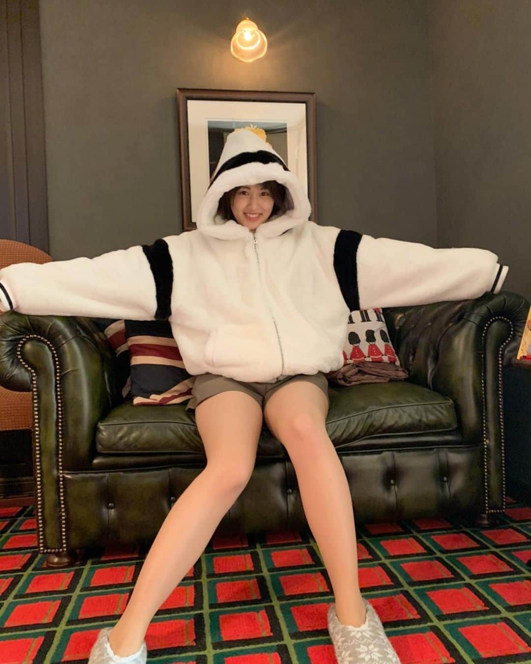 竹内愛紗のインスタグラム：「❤️🤍❤ #ふわふわ #もこもこ」