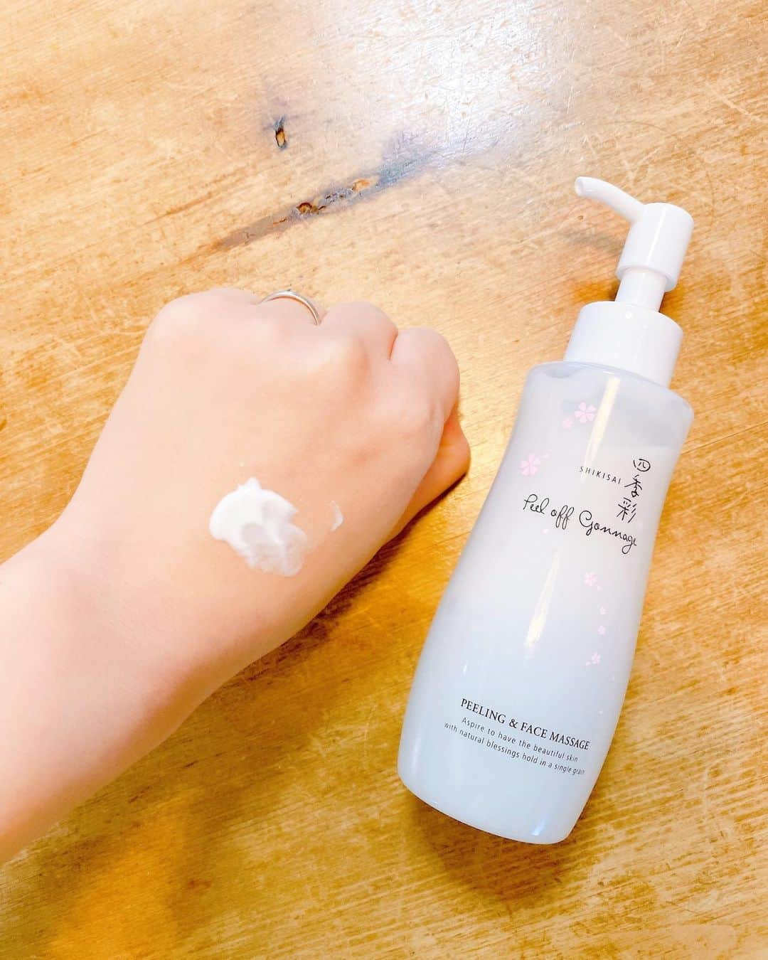 amiさんのインスタグラム写真 - (amiInstagram)「． Favorite peeling  ． 毎朝のルーティーンとして 使っている、四季彩ピールオフ　ゴマージュ♡ @shikisai_jpn   美容家の有村さんや色んなモデルさんが 使っているのを見て購入しました！  ． こちら、肌を浄化して、みずみずしく もっちりとした潤う肌に整えてくれます💓 乾燥するこの時期にぴったりのピーリング✨  肌にのせて、くるくるもマッサージをすると 不要な角質が、ポロポロと‼ 余計な角質が落ちるからお肌も ワントーン明るく♡  ． お肌をつるつるに磨き上げてくれるんです♡ 保湿成分の各層浸透も断然アップ♡  毛穴内部の角栓など、肌の汚れを しっかりと吸着し、きちんと落として くれるので、さっぱりして、洗い上がりも つっぱらず、モチモチです💕  ． #四季彩ピールオフゴマージュ#ノーファンデ対策#ピーリング#肌荒れ#化粧ノリ#角質ケア#四季彩ピールオフゴマージュ口コミ#スキンケア#美肌#美容#美容好きな人と繋がりたい#pr」12月28日 9時32分 - amikuma1219