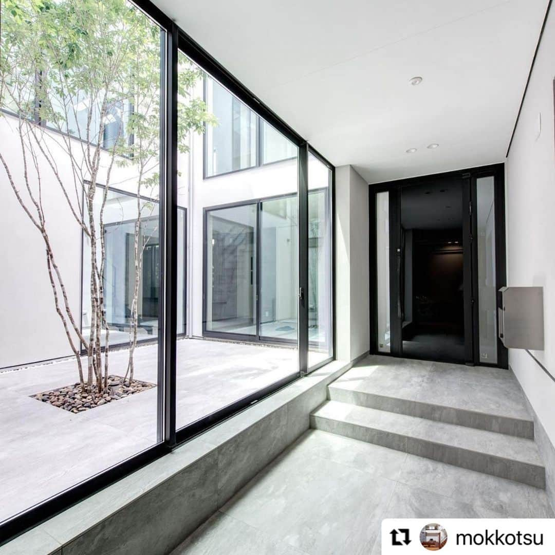 テラジマアーキテクツさんのインスタグラム写真 - (テラジマアーキテクツInstagram)「#Repost @mokkotsu with @make_repost ・・・ 【 TERAJIMA ARCHITECTS vol.8】 🌳2020年10月、リノベーション部門設立  すでにテラジマアーキテクツの家を所有しているオーナーさまを中心に行ってきたというリノベーション。  今年10月に専門部門が立ち上がり、オーナーさま以外でも一戸建て、マンション問わずフルリフォーム・リノベーションを相談することが可能になったそうです。  パンフレットの請求やご相談の際は下記フォームからお問合せ可能です。 https://www.kenchikuka.co.jp/reform/entry/  画像の事例は、世田谷区にある3階建ての住宅。 グレートーンのなか、赤のアクセントが効いたハイセンスなリビング。  閉鎖と開放のバランスを熟知して、住宅密集地でも光と風を届けるテラジマアーキテクツさんの手腕。気になった方は、事例豊富なInstagramやWEBをご覧くださいね。  ■ TERAJIMA ARCHITECTS @terajimaarchitects https://www.kenchikuka.co.jp/  #テラジマアーキテクツ #工務店探し#耐震住宅　#SE構法　#重量木骨の家　#設計事務所  #空間デザイン　#吹抜けのある家　#吹抜けLDK　#interiorstyle #interiorstyleandhome #モダンデザイン #シンプルな家 #モダンデザイン #リフォーム #リノベーション #マンションリノベーション　#マンションリフォーム」12月28日 9時32分 - terajimaarchitects