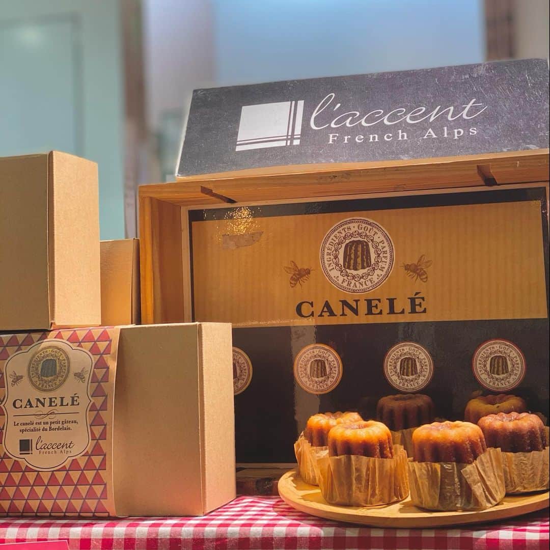 Erenaさんのインスタグラム写真 - (ErenaInstagram)「🇫🇷🌼CANELE🌼🇫🇷 I had a French canule. . #canele#frenchalps#france#フレンチハチミツカヌレ#キャラメル#ショコラ#レモン#ハチミツ#カヌレ#フランス」12月28日 9時36分 - o1.erena.1o_