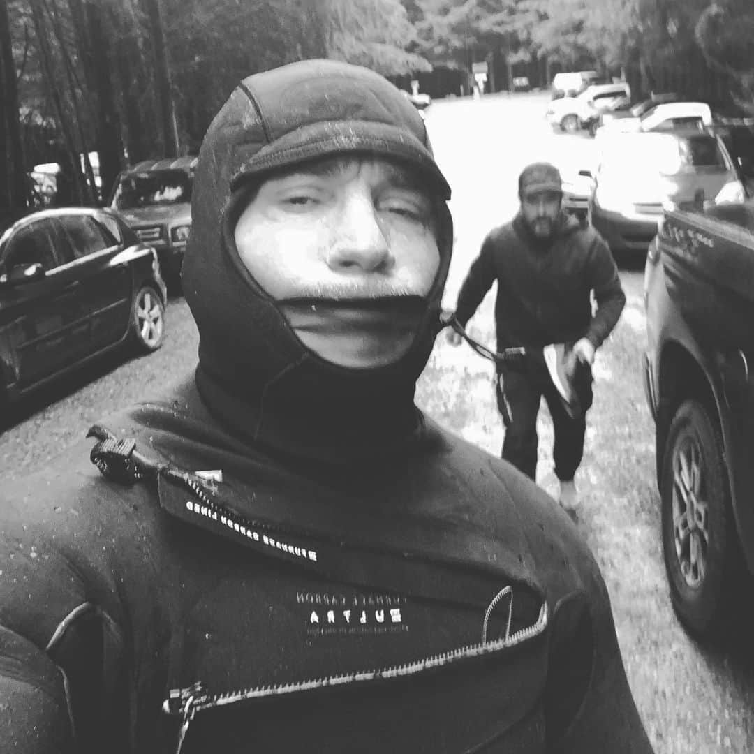 ドミニク・パーセルさんのインスタグラム写真 - (ドミニク・パーセルInstagram)「@jackkingsley. hoodie. Booties. Gloves. Sub temp water. Sliding down muddy mountains. All to much for me. Oh I forgot to zip the front of the wetsuit. 🙄nearly died of shock. Thought the wetsuit had a hole it. 🏄‍♂️」12月28日 9時44分 - dominicpurcell