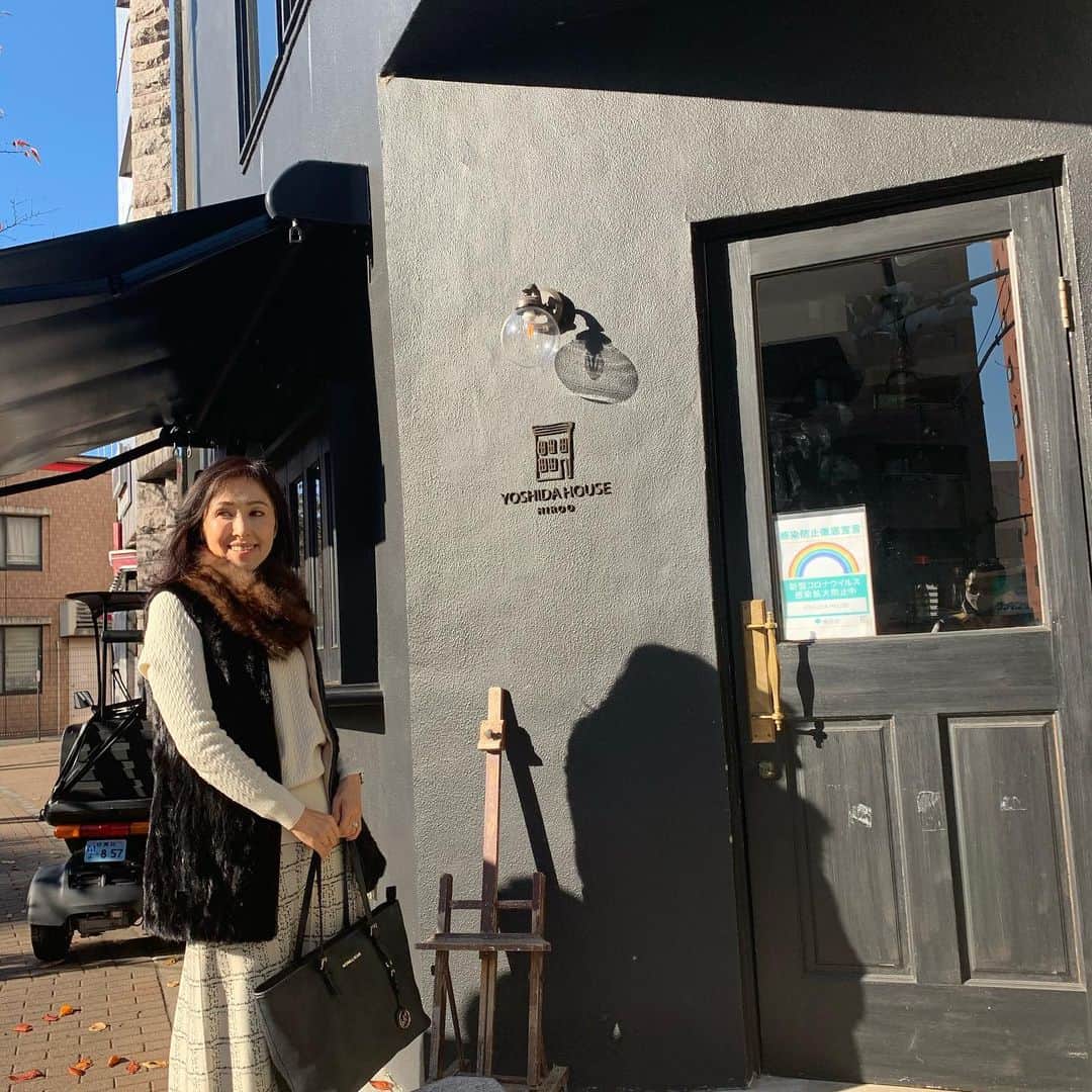 藤田陽子さんのインスタグラム写真 - (藤田陽子Instagram)「例年なら、年末は主人のご両親や義姉のご家族全員でレストランでお食事しながら、今年1年の締めくくり…でしたが、今年はお家ディナーに変更  お正月も外出の予定がないので、お料理メニューに困ります😢 冷凍庫も、冷蔵庫もすでパンパン  Every year we have a special family gathering dinner at some restaurants with my in laws  to celebrate that we were healthy and happy for throughout the year. But this year we won’t be able to go out so we will be having a home dinner party. My refrigerator is over packed and my cooking recipe runs out...  @definebeautyjapan  @definebeauty @ディファインビューティ  #ホームパーティー #家族 #家族の時間 #大変 #コロナに負けるな  #アラフィフコーデ #アラフィフ女子 #大人可愛い #今日のコーデ #大人スタイル #企業女子 #スナップミー #上品コーデ #staypositive  #instapicture  #beauty  #beautiful  #fashionblog #fashionblogger #dailylook #tokyolife」12月28日 10時01分 - yoko.fujita.official