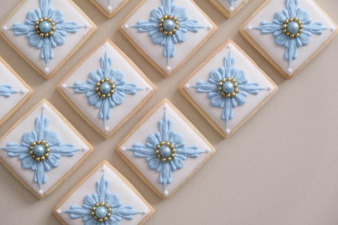 KUNIKAのインスタグラム：「Cinderella blue & white mini tile cookies💠  #artofkunika」
