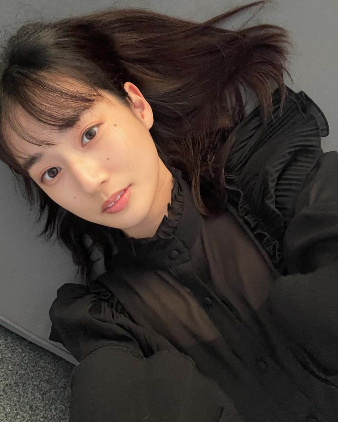 高嶋香帆のインスタグラム：「iPhone12にしたらうちカメでも画質が綺麗🥰✨  久しぶりにメイクして友達に会うとその顔久しぶりだね！って驚かれる。笑  もう年明けかぁ 早いなぁ！  皆さん年末いかがお過ごしですか☺️？」