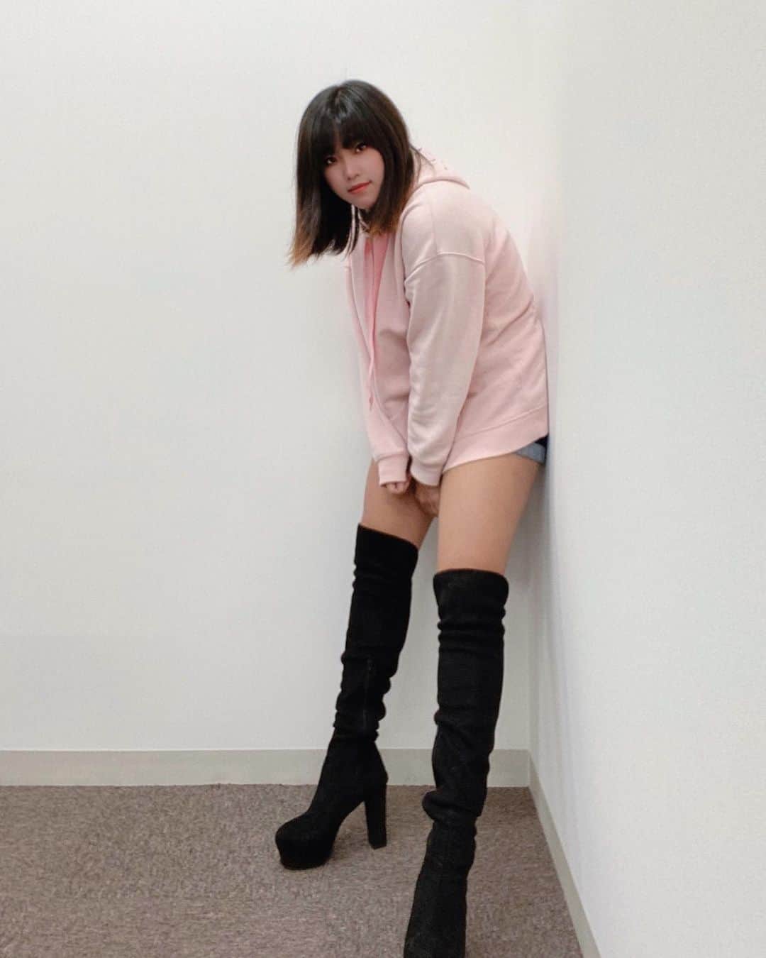 SIRIUSさんのインスタグラム写真 - (SIRIUSInstagram)「我嘗試了Ariana 的帽T陪長靴風格 但是這件帽T的版型不太對 我再找找其他oversize的服飾好了 . . #goodmorning #ootd #ootdfashion #outfit #outfitoftheday #oversize #pink #style #hoodie #cute #kawaii #legs #legday #boots #dailylook #asiangirls #instagood #instagram #instalike #instadaily #blogger  #今日のコーデ #パーカー #ピンク #美脚 #ブーツ #おはようございます  #穿搭 #長腿」12月28日 10時06分 - sirius_4102