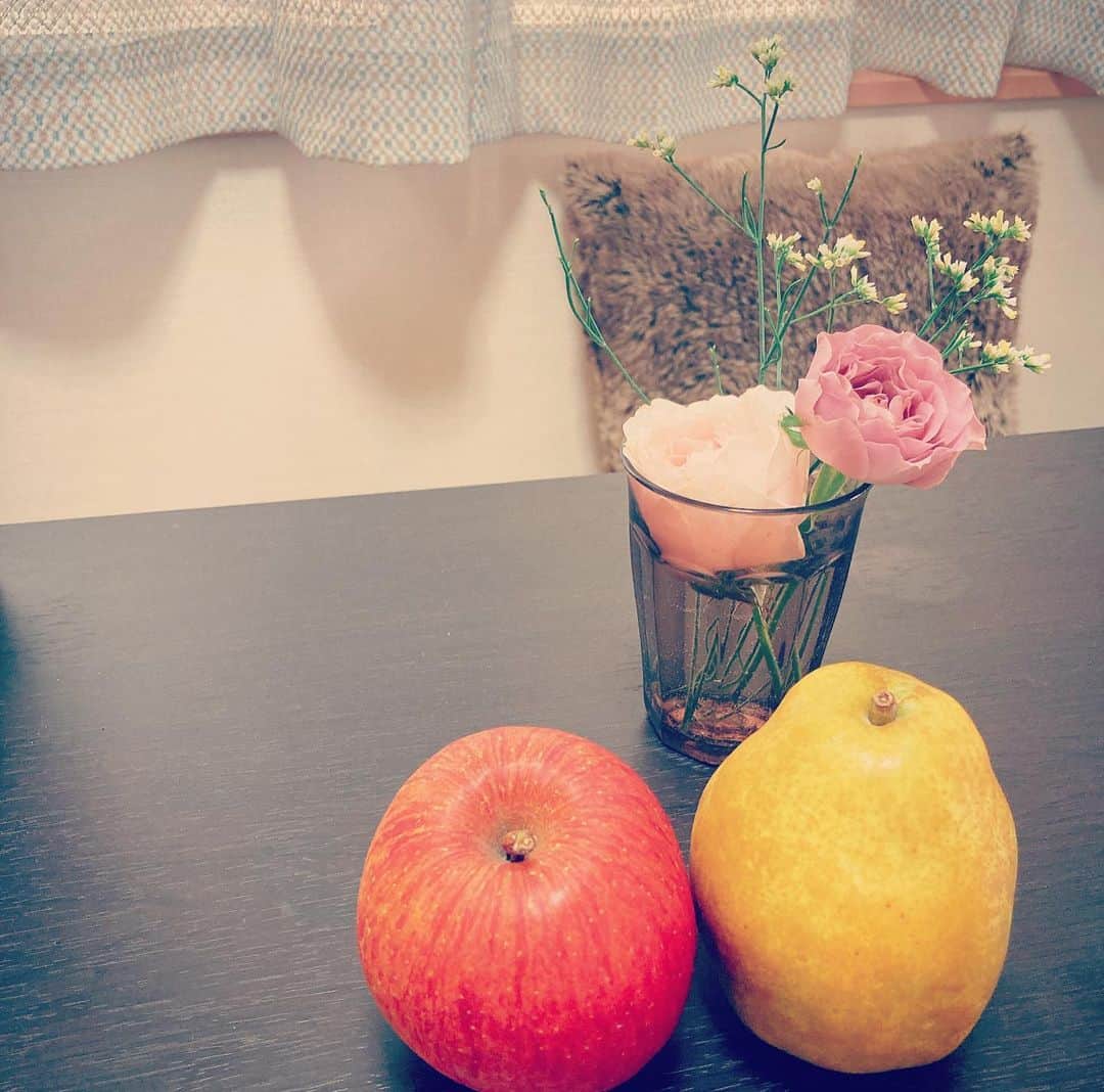 田井弘子さんのインスタグラム写真 - (田井弘子Instagram)「おはようございます☀  #りんごとラフランス かわいいね♡ #ロスフラワー 茎が少し折れてたのは、短く切ってグラスに入れてみました☆  お供えものじゃないよw  りんごも、これまた頂きモノだけど蜜たっぷりで美味しかったです👍」12月28日 10時13分 - hirokotai