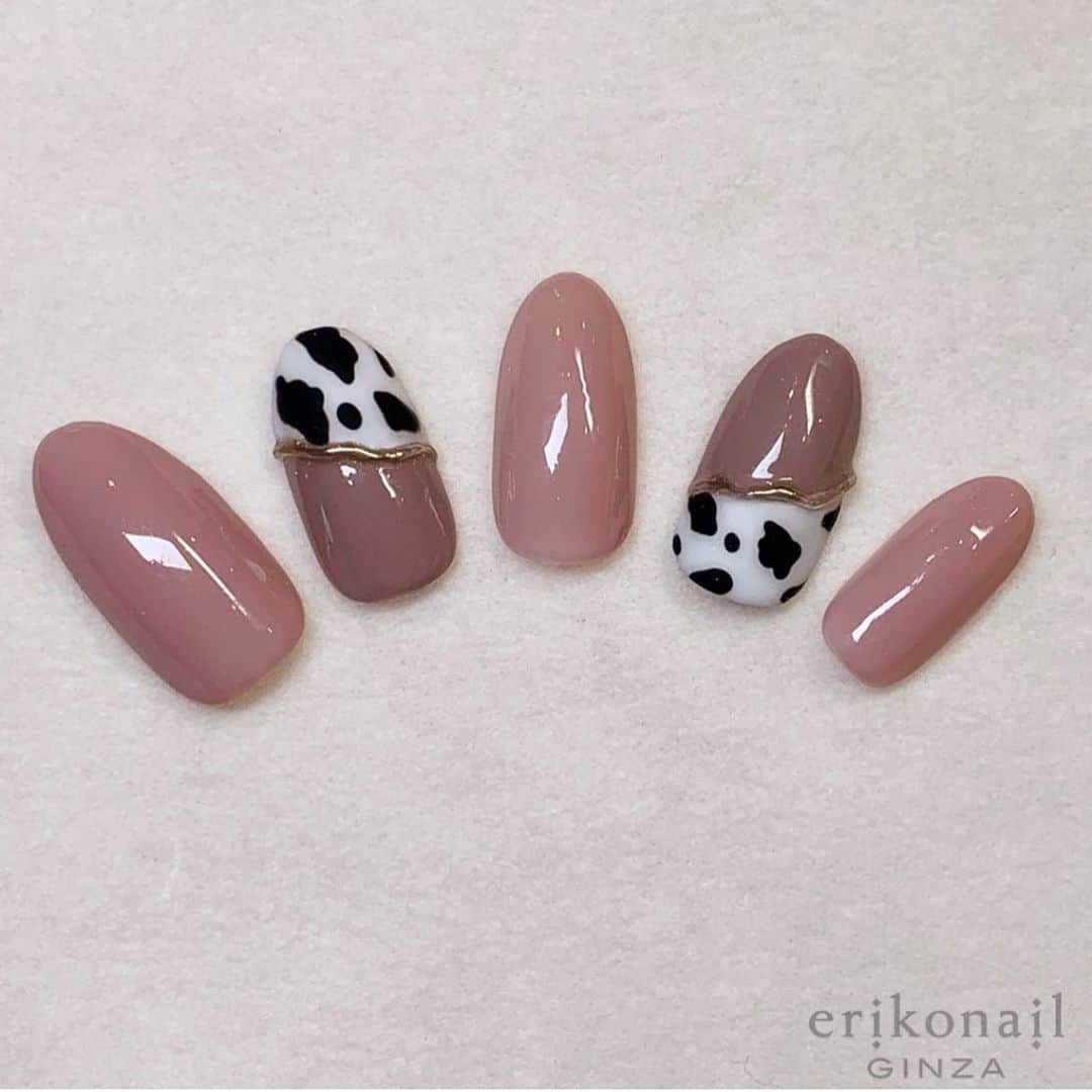 黒崎えり子さんのインスタグラム写真 - (黒崎えり子Instagram)「GINZA 干支ネイル🐮✨ #repost @erikonail_ginza ・・・ Nail Design✧ . #牛ネイル #干支ネイル  年内は28日までの営業となります。  ご予約TEL 03 3538 7778  営業時間　 月～金　11：00-20：00　 土日祝　10：00-19：00 火曜定休  所在地 東京都中央区銀座1-6-8  DEAR GINZA 3F　※awa hair produced by　Michio Nozawa HAIR SALON Ginza内  #erikonail#エリコネイル#ネイルアート#ネイルデザイン#ジェルネイル#nails#nailart#naildesign#gelnail#gel#morecouture#モアクチュール#モアジェル#美甲師#美甲#銀座ネイルサロン#ネイルサロン銀座#erikonail銀座#erikonailGINZA#네일#젤네일#年越しネイル #丑年」12月28日 10時14分 - erikonail