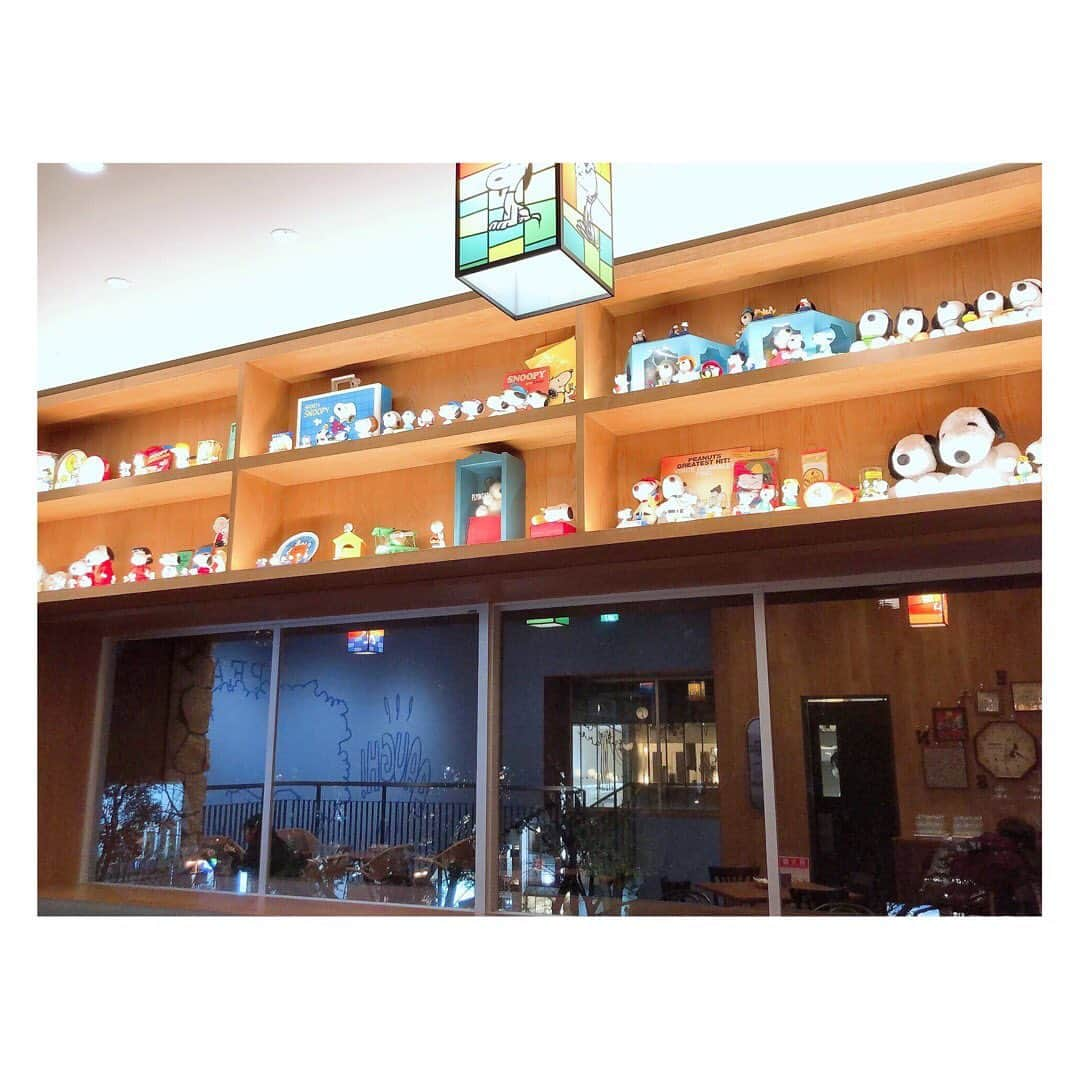 小河結香さんのインスタグラム写真 - (小河結香Instagram)「PEANUTS CAFE🥜❤️ ここ数年でスヌーピーが格段に好きになったので 予約取って天使と行ってきました👼 服もピアスもスヌさん🥰 見づらいけど天使の服もエプロンもスヌさん🥰 ヲタ活に慣れ過ぎてぬい持参✋ キッズプレートが可愛過ぎた💕 テレビ塔が見えるお席で素敵✨ 昼間は予約取れなかったから夜にしたけど 夜でよかったかも🌙 #ピーナッツカフェ #スヌーピー #peanutscafe #snoopy  #テレビ塔 #夜のテレビ塔 #スヌーピーコーデ #キッズプレート」12月28日 10時15分 - yun2world