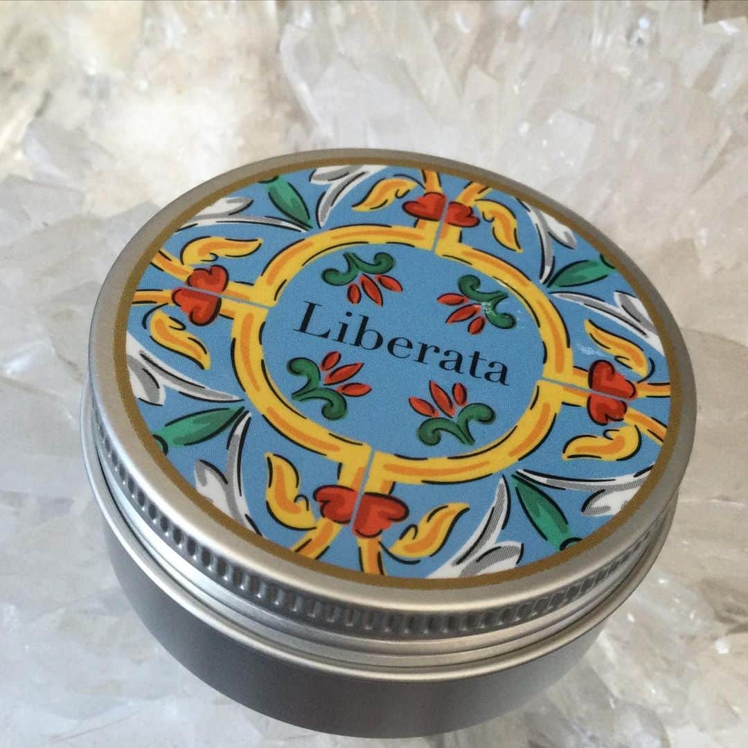 杉本彩のインスタグラム：「* * やっと製品化できた『リベラータ』のハンドクリーム🤲  @liberata_official   とても良質な製品なので、フェイス＆ハンドクリームとしてお使いいただけます👩🤲  植物性由来のヴィーガン処方🍃  オーガニック✨  防腐剤、保存料不使用✨  料理をする方、  犬と猫など動物と一緒に暮らしている方、  小さなお子さんのいらっしゃる方、  口に入ってしまうかもしれないハンドクリームの原料と安全性にこだわりました😌  しかも、テクスチャーの使い心地はバツグンです👍  手にもお顔にも満足度の高いクリームです✨  大切な人や我が子のような動物たちに触れる「手」だからこそ、安心・安全なハンドクリームを使いたいという思いから開発しました🐶👩‍👩‍👧😸  保湿成分と保護成分を高配合しているので、潤いキープ力も感じてもらえると思います✨  毎日のアルコール消毒でカサついた手肌を優しく保湿、保護してあげてください💖  プレゼントにも喜んでいただけると思いますよ😉  #リベラータ #ハンドクリーム #ベビークリーム #オーガニックコスメ #ヴィーガン処方」