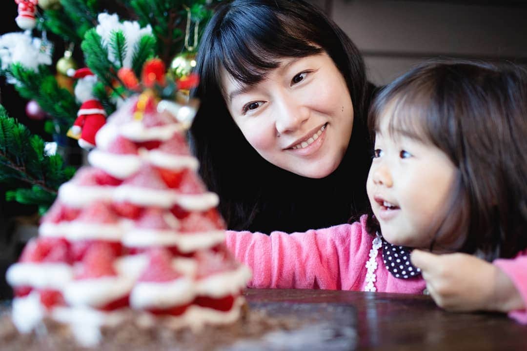 吉村美樹さんのインスタグラム写真 - (吉村美樹Instagram)「イチゴをふんだんに使った我が家のクリスマスケーキは、主人の手作り🍓スポンジから焼いて、娘の笑顔のために頑張ってくれました（笑）しかもとっても美味しかった〜🎄♥来年は、一緒に作れるかな？？３人と一匹で過ごすラストクリスマス🎅来年は、もうひとり増えるのか〜☺しみじみ。#クリスマス #ラストクリスマス #🎅 #クリスマスケーキ #手作り #イチゴ #22個 #イチゴ大好き #🍓 #2歳10ヶ月 #母と娘 #サトルジャパン #吉村美樹 #🎄」12月28日 10時27分 - yoshimuramiki0911