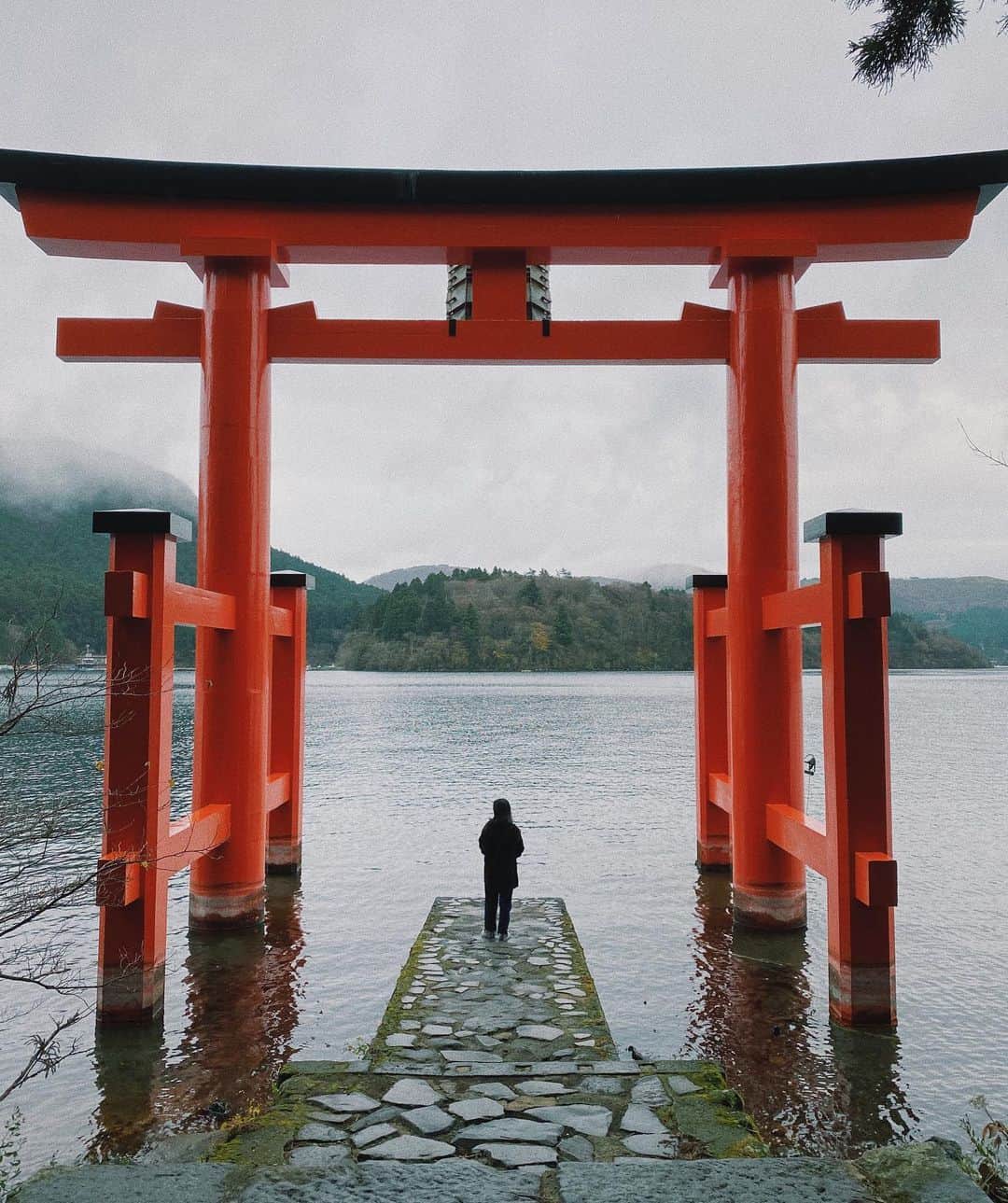 名倉七海のインスタグラム：「この日も雨だった #箱根神社 #芦ノ湖 #箱根 #平和の鳥居」