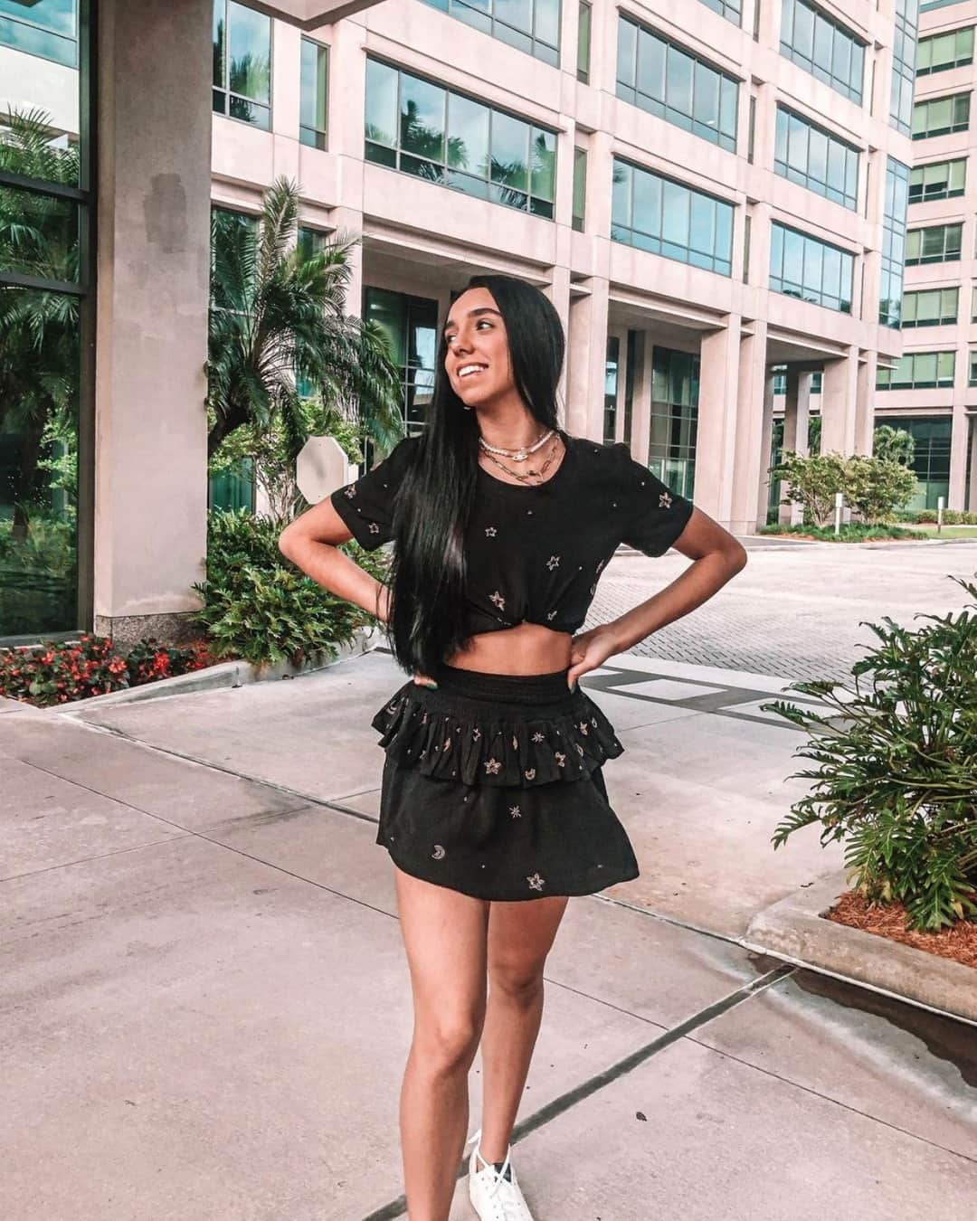 のインスタグラム：「we found the perfect set for NYE🖤✨ @biancamaureenn #nyefashion #nyestyle #nyeoutfitinspo #nyefashioninspo #newyearseve #newyearsoutfit #chaserbrand #matchingset CW8462 & CW8466-BLKRSG」