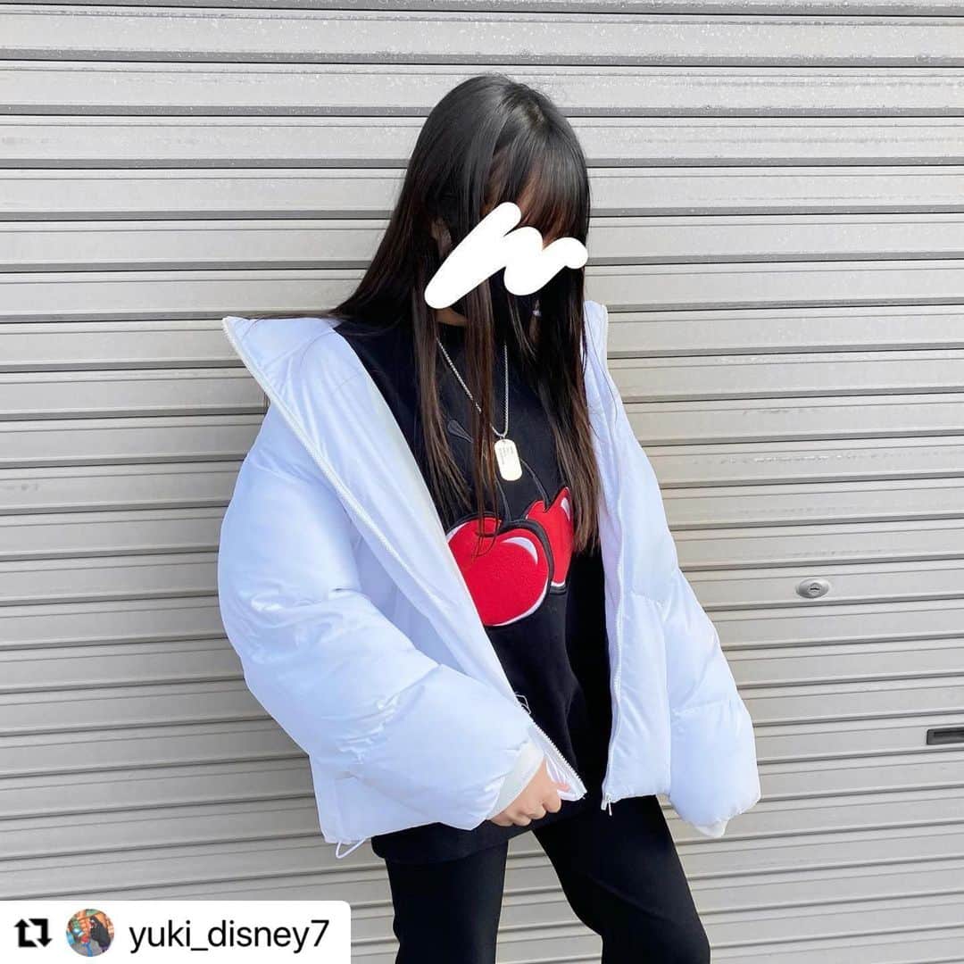 HOTPING公式アカウントさんのインスタグラム写真 - (HOTPING公式アカウントInstagram)「@yuki_disney7 さん💖HOTPINGのダウンジャケットを可愛く着こなしてくれました✨  大きめのチェリー刺繍が施されたスウェットに、HOTPINGの白のダウンジャケットを合わせて、キュートだけどストリートさを失わない、おしゃれなコーデにしてくださいました🍒🤍  素敵なお写真ありがとうございます🥰  #リグラム#リポスト#ダウンジャケット#ありがとうございます」12月28日 10時36分 - hotping_japan