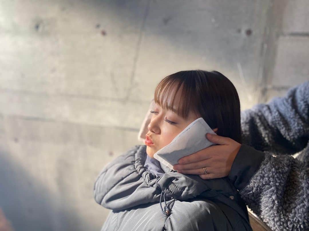 大原櫻子さんのインスタグラム写真 - (大原櫻子Instagram)「あたためてくれるスタッフさんに感謝。。ぽかぽか☺️  顔は冷えますね。」12月28日 10時29分 - sakurako_ohara