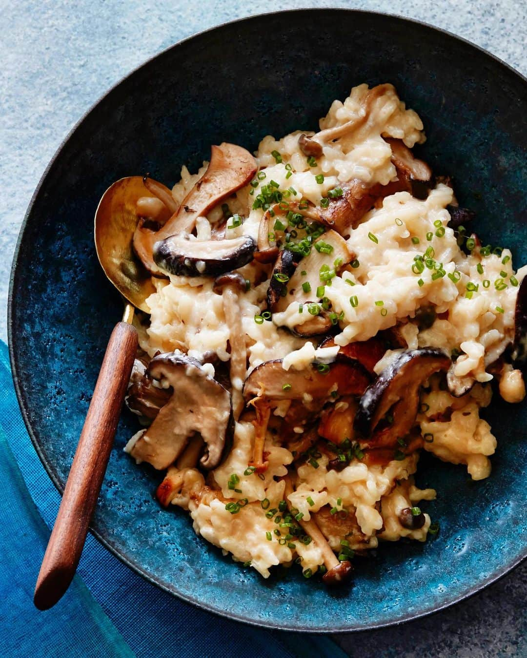 Gaby Dalkinのインスタグラム：「Rolling into the last week of 2020 with some of my all time favorite wild mushroom risotto!! Legit the first dish I ever really cooked in culinary school and recipe is on this weeks meal plan 💙 https://whatsgabycooking.com/meal-plan-week-52/」