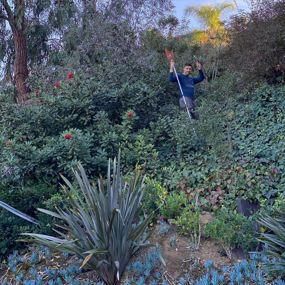 エリック・ウィンターのインスタグラム：「When things don’t go as planned while flying your daughters Christmas drone 🙄🤦🏼‍♂️ Shortly after this pic I slid on my ass down the hill #baddronepilot」