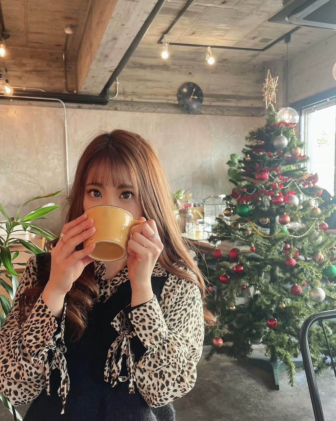 のインスタグラム：「. 前髪巻きすぎてオン眉🎅 会いたい人に会えない世の中が早くなくなりますよーに。 2021年はいつもの日常が戻ってきますよーに。 . .  #osaka#fashion#smile#make#大阪#関西#AAA#いいね#美容#前髪#イヤリングカラー#セクラバ#ツリー#カフェ#三ノ宮」