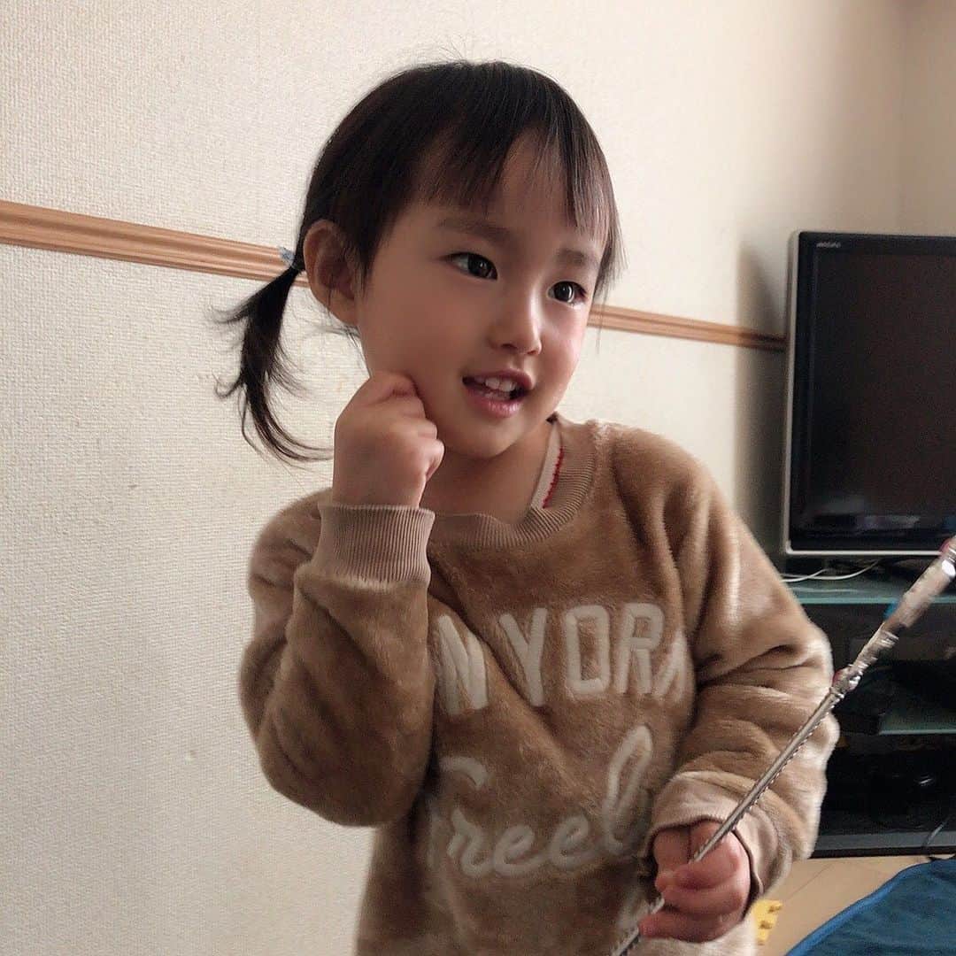 のインスタグラム：「2020.12.25 3歳 happybirthday🎄💖  小さく産まれて 最近まで赤ちゃんだった気がする ゆあたんがここまで大きく育ったのが 嬉しすぎて毎日が楽しい！  やる事がめちゃめちゃ女の子だし 女同士だからキラキラも可愛いのも 一緒のセンスでゆあの可愛いがとまらないし ほっぺもお尻も食べたいくらいなんだよなぁ（笑）  保育園にも行ってるのもあるし あおたんがいるってのもあるから 前よりかは自我が出てきて大変で 凄い怒る事もあるし ママとパパが目の前で大喧嘩して 気を使わせちゃうその時は 本当に申し訳ないって思う時がある それでも自分の子供はいつになっても 大好きだしまだダメダメな ママとパパだけど頑張って家族を支えるから ゆあたんが大きくなって自慢の親だと 言ってくれるように努力する🥺  すきー！って言ってくれるゆあたん これからもすくすくと育ちますように大好き🕊💖  クリスマスと誕生日被ってるから 大量にプレゼント貰えて幸せだね☺️☁️」