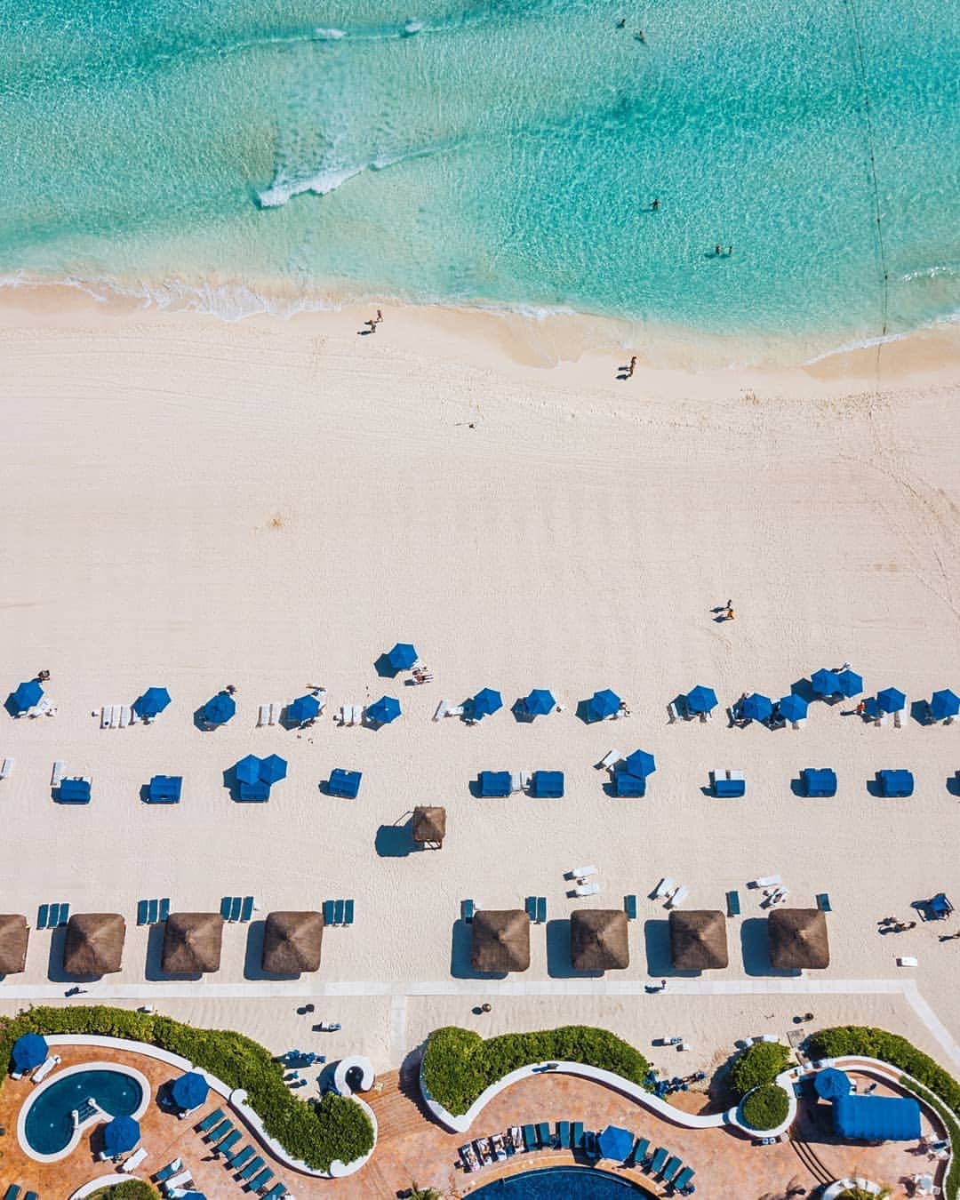 リッツ・カールトンのインスタグラム：「Winding down the year surrounded by golden sands and blue seas at The Ritz-Carlton, #Cancun.」
