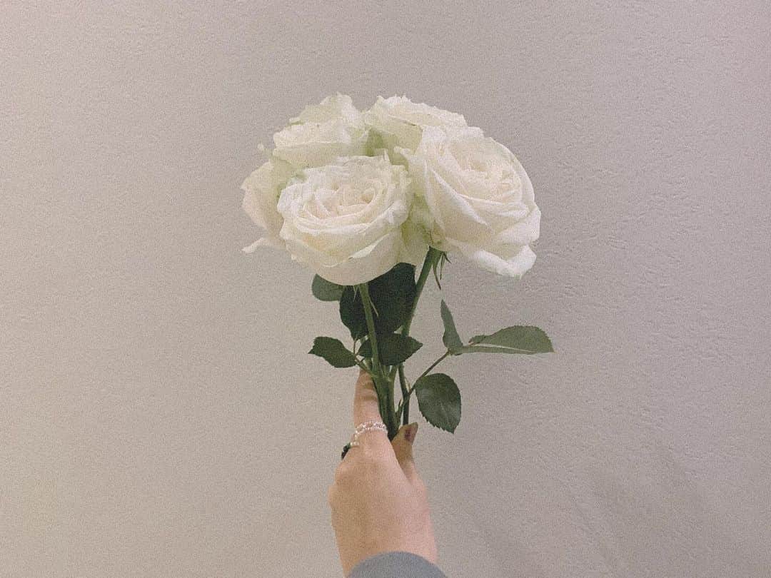 高木悠未のインスタグラム：「🌼会場にお花いっぱい届いてて思い出に選抜して持って帰ってるんやけど、今回はドライフラワーにしてみる🌼  コロナの影響で延期していた9周年ライブ。LinQ毎年周年ライブをしていた歴史をついに閉ざすことになるかな、、、っとおもっていたけど8ヶ月遅れで「やっぱりやっときたい」と言う気持ちを掲げて zepp FUKUOKAで開催することができました！  9年分の感謝を込めて、今まで出会った方や会場に足を運んでくれた方、配信で見てくれてた方。「LinQの今」を応援くれてる方に想いが届くように全身で表現してパフォーマンスしてました！！  福岡、九州からこんなにアイドル業界盛り上げてるっていう伝説を作るためにも これからも最高な事務所の仲間たちと共に 九州を拠点に全国で活動していきます！」