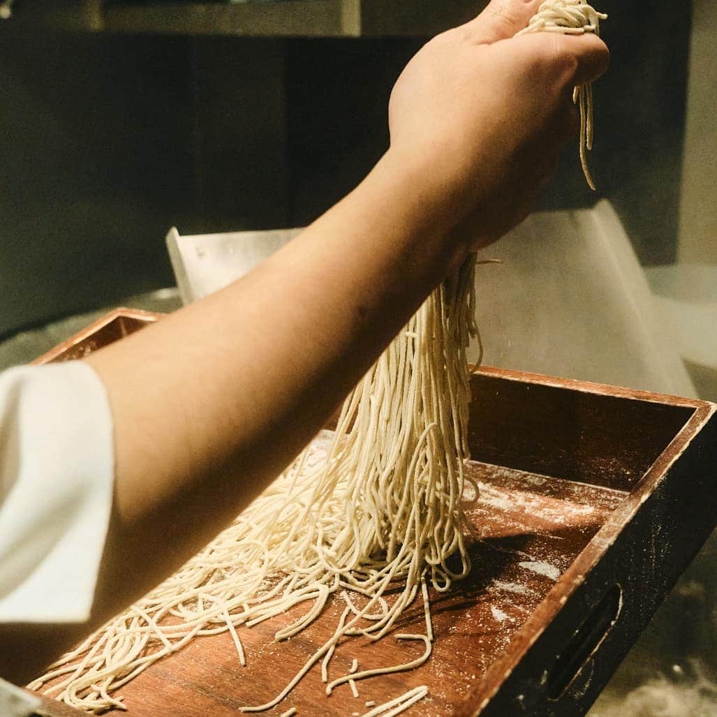 PARCO_ya上野さんのインスタグラム写真 - (PARCO_ya上野Instagram)「大晦日の風物詩「年越しそば」﻿ ﻿ 江戸時代には定着した日本の文化であり、ソバは他の麺類よりも切れやすいことから「今年一年の災厄を断ち切る」という意味で、大晦日の晩の年越し前に食べる蕎麦。  ﻿香り豊かな北海道産のそば粉8に対し、つなぎは2の割合。 細めながらもしっかりと角が立った、のど越しのよさが特徴の蕎麦は、伝統の味と職人の技を創業以来変わることなく守り続けている老舗のそばをご自宅でお楽しみください。  <shop information>﻿ 蕎麦﻿ 6F : うえの やぶそば﻿ TEL : 03-5817-8928﻿ ﻿ #PARCO_ya #parcoya #パルコヤ #パルコヤ上野 #上野 #ueno #藪蕎麦 #うえのやぶそば #年越しそば #やぶそば #せいろそば #そば #soba #手打ちそば #ざるそば #手打ち#二八そば #そば湯 #蕎麦 #食感 #老舗 #和食 #大晦日 #年末 #風物詩 #開運 #お世話になりました #年越しそば食べたい」12月28日 10時42分 - parco_ya_ueno