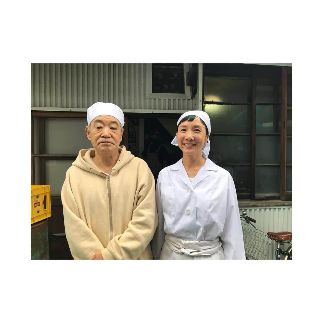 はなさんのインスタグラム写真 - (はなInstagram)「モデルになってから32年超え(● ˃̶͈̀ロ˂̶͈́)੭ꠥ⁾⁾今でも新しいことにチャレンジさせていただけるのはとっても幸せなことで、今年は「Home Sweet Tokyo」でまさかの女将デビューさせていただきました(๑･̑◡･̑๑)主役&脚本も手がけるBJは休憩中にカフェラテをご馳走してくださったり、語学オタクのVinayとはフランス語でお話ししたり、柄本さんには人生の教訓をたくさんご伝授いただきました(๑˃̵ᴗ˂̵)良い経験をさせていただいたスタッフのみなさまにも感謝の気持ちでいっぱいです！Thank you for the wonderful experience(⁎⁍̴̆Ɛ⁍̴̆⁎)字幕ナシですがHPでも全編ご覧いただけるみたいです！さっ、back to 大掃除(☝︎ ՞ਊ ՞)☝︎ #上白石萌音 #渡辺哲 #アイラローズ #vinaymurthy #bjfox #homesweettokyo」12月28日 10時46分 - hanalovestaco