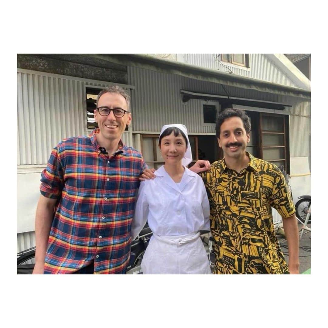 はなさんのインスタグラム写真 - (はなInstagram)「モデルになってから32年超え(● ˃̶͈̀ロ˂̶͈́)੭ꠥ⁾⁾今でも新しいことにチャレンジさせていただけるのはとっても幸せなことで、今年は「Home Sweet Tokyo」でまさかの女将デビューさせていただきました(๑･̑◡･̑๑)主役&脚本も手がけるBJは休憩中にカフェラテをご馳走してくださったり、語学オタクのVinayとはフランス語でお話ししたり、柄本さんには人生の教訓をたくさんご伝授いただきました(๑˃̵ᴗ˂̵)良い経験をさせていただいたスタッフのみなさまにも感謝の気持ちでいっぱいです！Thank you for the wonderful experience(⁎⁍̴̆Ɛ⁍̴̆⁎)字幕ナシですがHPでも全編ご覧いただけるみたいです！さっ、back to 大掃除(☝︎ ՞ਊ ՞)☝︎ #上白石萌音 #渡辺哲 #アイラローズ #vinaymurthy #bjfox #homesweettokyo」12月28日 10時46分 - hanalovestaco