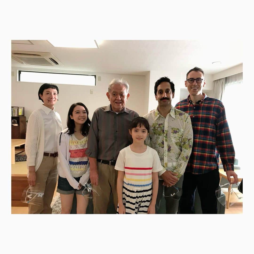 はなさんのインスタグラム写真 - (はなInstagram)「モデルになってから32年超え(● ˃̶͈̀ロ˂̶͈́)੭ꠥ⁾⁾今でも新しいことにチャレンジさせていただけるのはとっても幸せなことで、今年は「Home Sweet Tokyo」でまさかの女将デビューさせていただきました(๑･̑◡･̑๑)主役&脚本も手がけるBJは休憩中にカフェラテをご馳走してくださったり、語学オタクのVinayとはフランス語でお話ししたり、柄本さんには人生の教訓をたくさんご伝授いただきました(๑˃̵ᴗ˂̵)良い経験をさせていただいたスタッフのみなさまにも感謝の気持ちでいっぱいです！Thank you for the wonderful experience(⁎⁍̴̆Ɛ⁍̴̆⁎)字幕ナシですがHPでも全編ご覧いただけるみたいです！さっ、back to 大掃除(☝︎ ՞ਊ ՞)☝︎ #上白石萌音 #渡辺哲 #アイラローズ #vinaymurthy #bjfox #homesweettokyo」12月28日 10時46分 - hanalovestaco