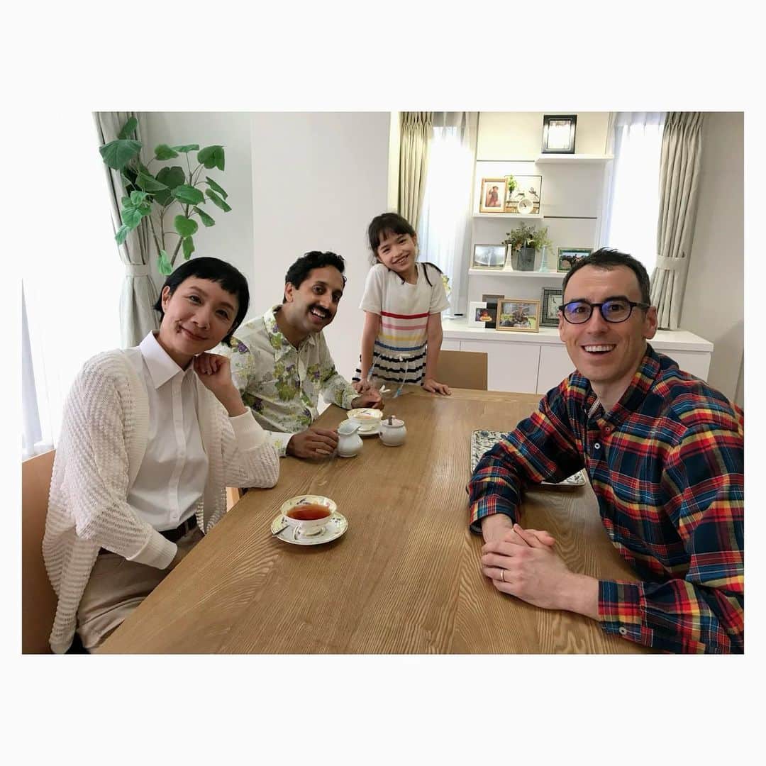 はなさんのインスタグラム写真 - (はなInstagram)「モデルになってから32年超え(● ˃̶͈̀ロ˂̶͈́)੭ꠥ⁾⁾今でも新しいことにチャレンジさせていただけるのはとっても幸せなことで、今年は「Home Sweet Tokyo」でまさかの女将デビューさせていただきました(๑･̑◡･̑๑)主役&脚本も手がけるBJは休憩中にカフェラテをご馳走してくださったり、語学オタクのVinayとはフランス語でお話ししたり、柄本さんには人生の教訓をたくさんご伝授いただきました(๑˃̵ᴗ˂̵)良い経験をさせていただいたスタッフのみなさまにも感謝の気持ちでいっぱいです！Thank you for the wonderful experience(⁎⁍̴̆Ɛ⁍̴̆⁎)字幕ナシですがHPでも全編ご覧いただけるみたいです！さっ、back to 大掃除(☝︎ ՞ਊ ՞)☝︎ #上白石萌音 #渡辺哲 #アイラローズ #vinaymurthy #bjfox #homesweettokyo」12月28日 10時46分 - hanalovestaco