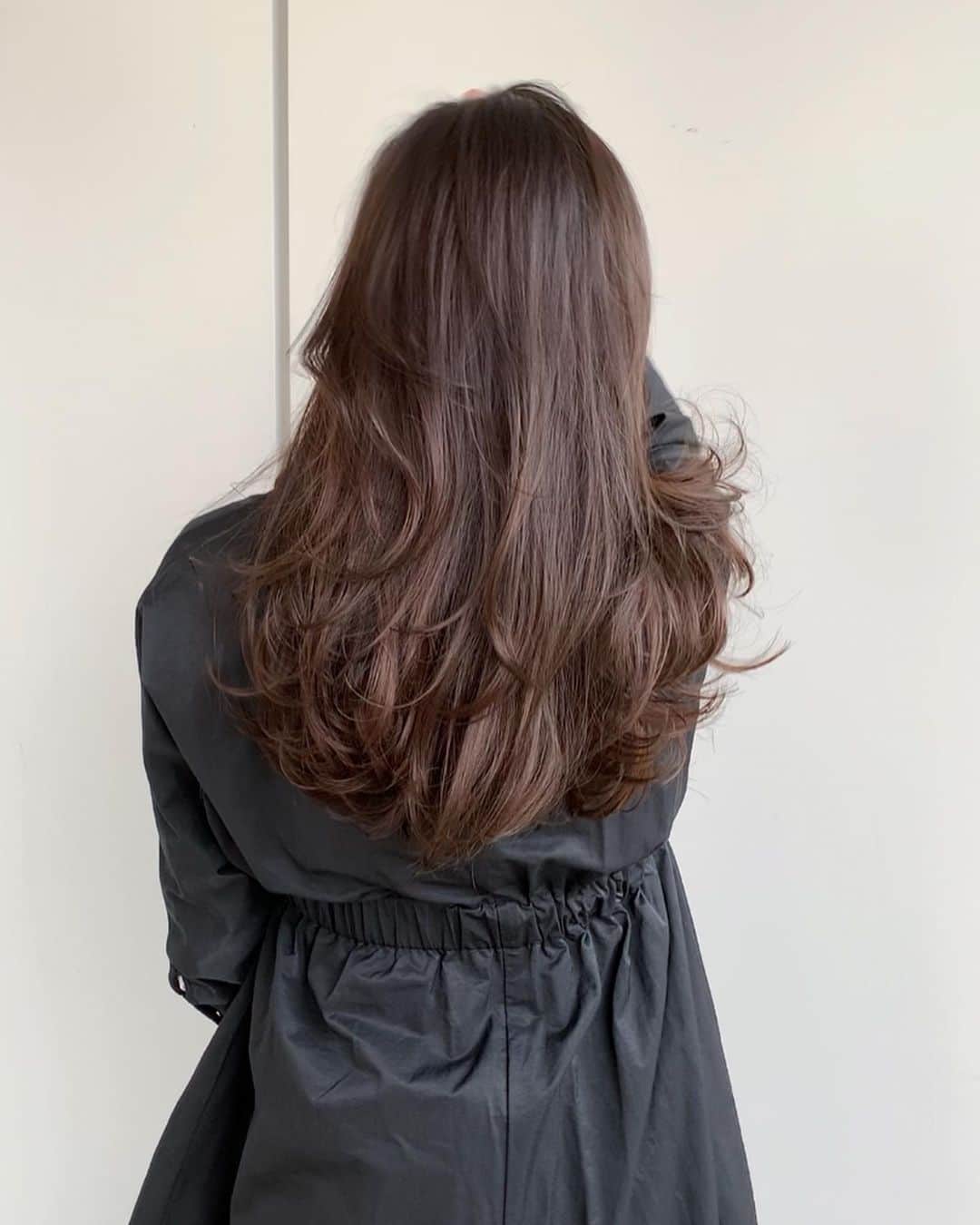 のインスタグラム：「ぐっもーにん☀️ 本日も #かきあげ動画 やらせてもうてます💇‍♀️✨笑笑 年内にメンテナンス納めできてよかった〜🥰🥰🥰 私が上京した時からお世話になっている @zacc_miyagawa さん、 いつもありがとうございます🐶🌈 来年もよろしくお願いいたします🤲  #onishiyuriko #無加工 #ヘアメンテナンス #salon #tokyo #表参道 #zacc #zacc表参道 #髪質改善 #毛流れ美人 #hairstyle #haircolor #treatment #美容 #メンテナンス #swipe #happy #東京 #東京サロン」