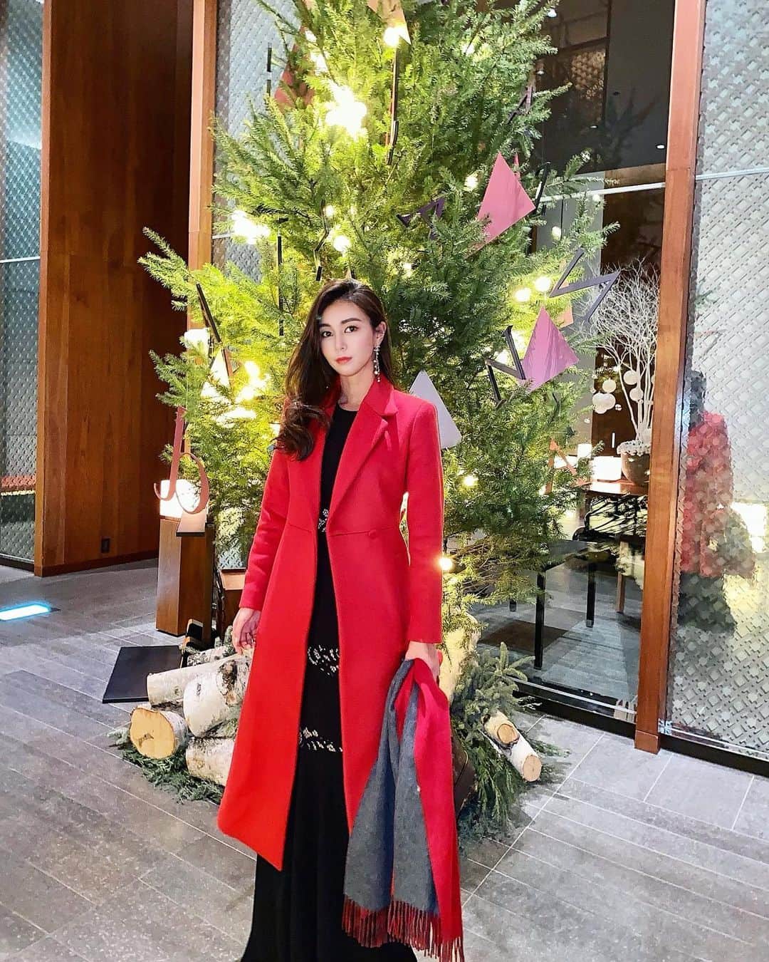 のインスタグラム：「☆  BLACK × RED 🍷✴︎  ドレスアップして遊ぶの楽しい。  #fashion#ootd#Christmastree #HERMES#estnation #bcbgmaxazria  #dressup#longdress #blackfashion #andaztokyo #アンダーズ東京 #カラーコート#赤コート#エルメス  #エストネーション#30代ファッション  #ドレスアップ#ロングドレス」