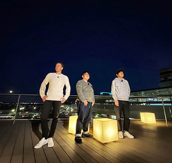 ジョナサン・シガーのインスタグラム：「群馬の夜にかっこつけてみる3人。 #ぐんま一番 #タイムマシーン3号 #群馬テレビ #エムキャス ＃月が綺麗だった」