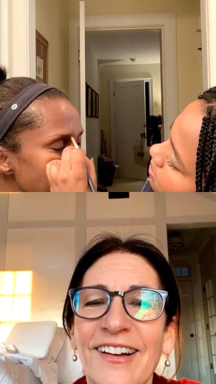 ボビー・ブラウンのインスタグラム：「Loved catching up with this beautiful mother daughter duo and walking them through their new @jonesroadbeauty products. So cool how such a little amount was able to make them feel so good, and look absolutely gorgeous.」