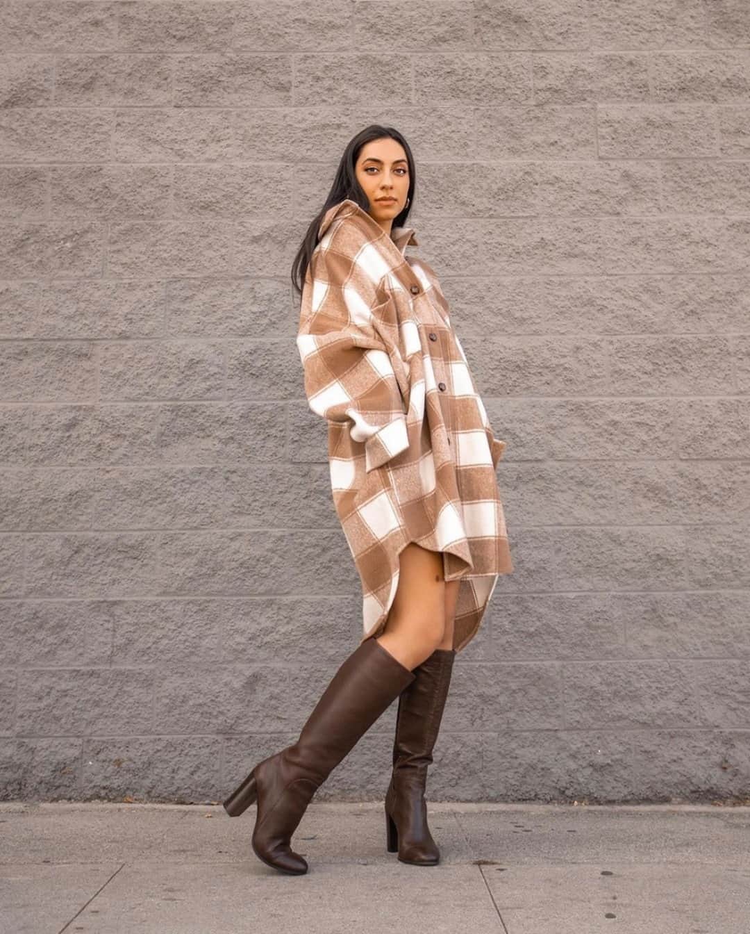 ケネスコールのインスタグラム：「In our leather Justin high-heel boot, @nazyfarnoosh shows us how to show off tall boots at your next Zoom party. #KeepYourDistance #StaySafe #ShoesWisely  When you shop at KennethCole.com, we’ll donate to The New York Public Library in support of The Harry Belafonte Black Liberation Speaker Series. Info link in bio.」