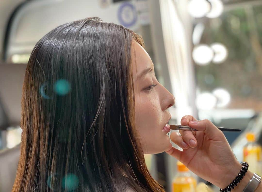 大石絵理のインスタグラム：「メイク中💄❄️🧤😘 まつげはノービューラー。 タグつけしてます☺️」
