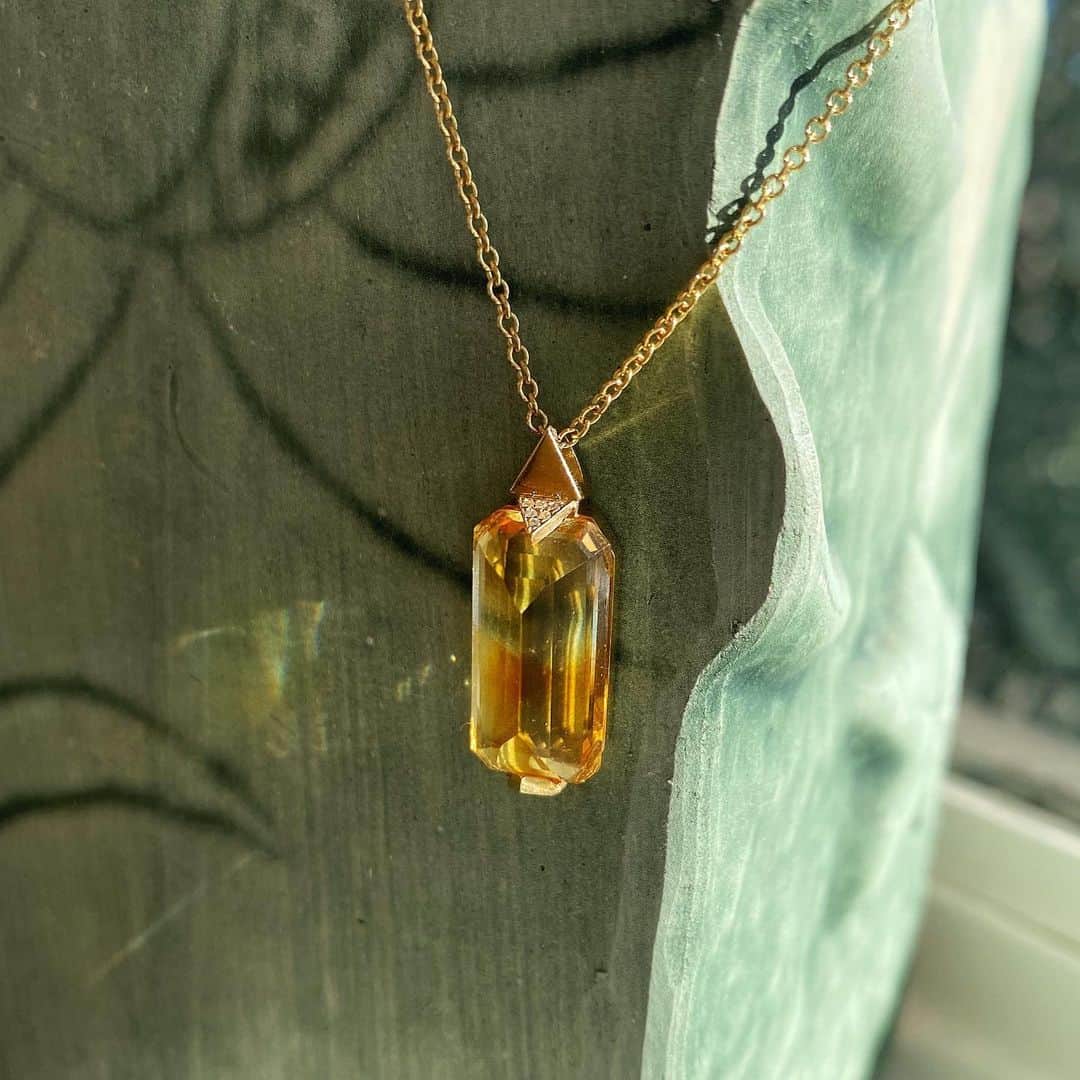 ウィンターケイトのインスタグラム：「Wear our Gold Pavé Citrine Pendant for clarity and creativity ✨」