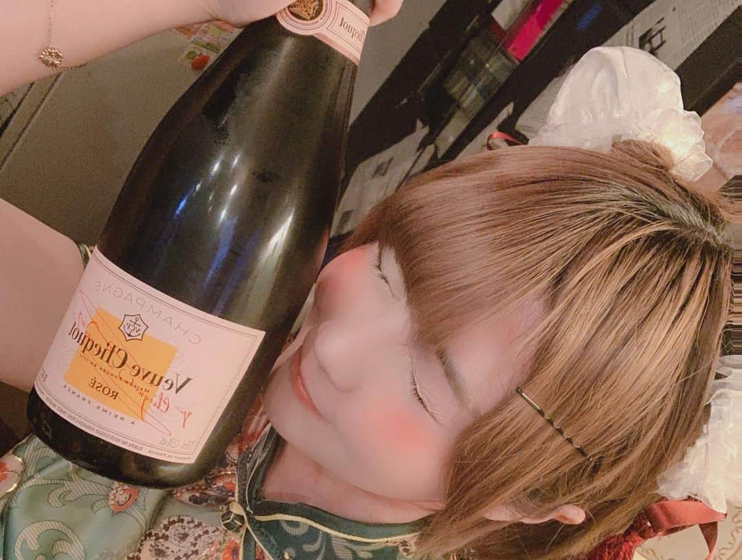 あやめさんのインスタグラム写真 - (あやめInstagram)「. 昨日のひるまおちゃんで頂いたものと良い笑顔の２ショット集(*´ｖ｀)🧡 昨日楽しかった〜！あと３日で辞めちゃうんだ〜😭きっとお祭り状態であっという間に終わっちゃうんだろうなぁううん寂しい😢でも次の目標があるから頑張る！🔥 .  #dance #dancer #ダンス #tiktok #踊ってみた #踊り手 #youtube #Youtuber #ニコニコ動画 #niconico #smile #smilegirl #smiledance #ショートカット #ショートカット女子 #shortcut #シャンパン #コカボム #コカボムタワー」12月28日 11時06分 - ayame_apricot