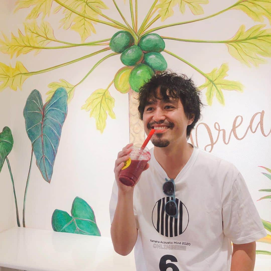 MAIKO さんのインスタグラム写真 - (MAIKO Instagram)「#思い出投稿📸 久しぶりにISEKI兄さんとゆっくり出来た日🙋🏻‍♀️✨ 沖縄の良さを届けようと意気揚々としてたのに🔥 お昼ご飯のオーダーが 「フルーツと野菜食べたい」って。 ふ、ふ、ふるーつ😳⁇ ︴ 沖縄そば！タコライスー！とかじゃないんかーーーい🔥🔥 と、思いましたが…🤫 なんとかフルーツも野菜も堪能できるお店見つけられた時の写メをどうぞ🌱🍓🥬🍎🥝🥕 ︴ #ISEKI #sevenoops #フルーツサラダも召し上がっておりました🥗 #ISEKIさん笑ってるのかわいい🥺」12月28日 11時13分 - maiko_oops