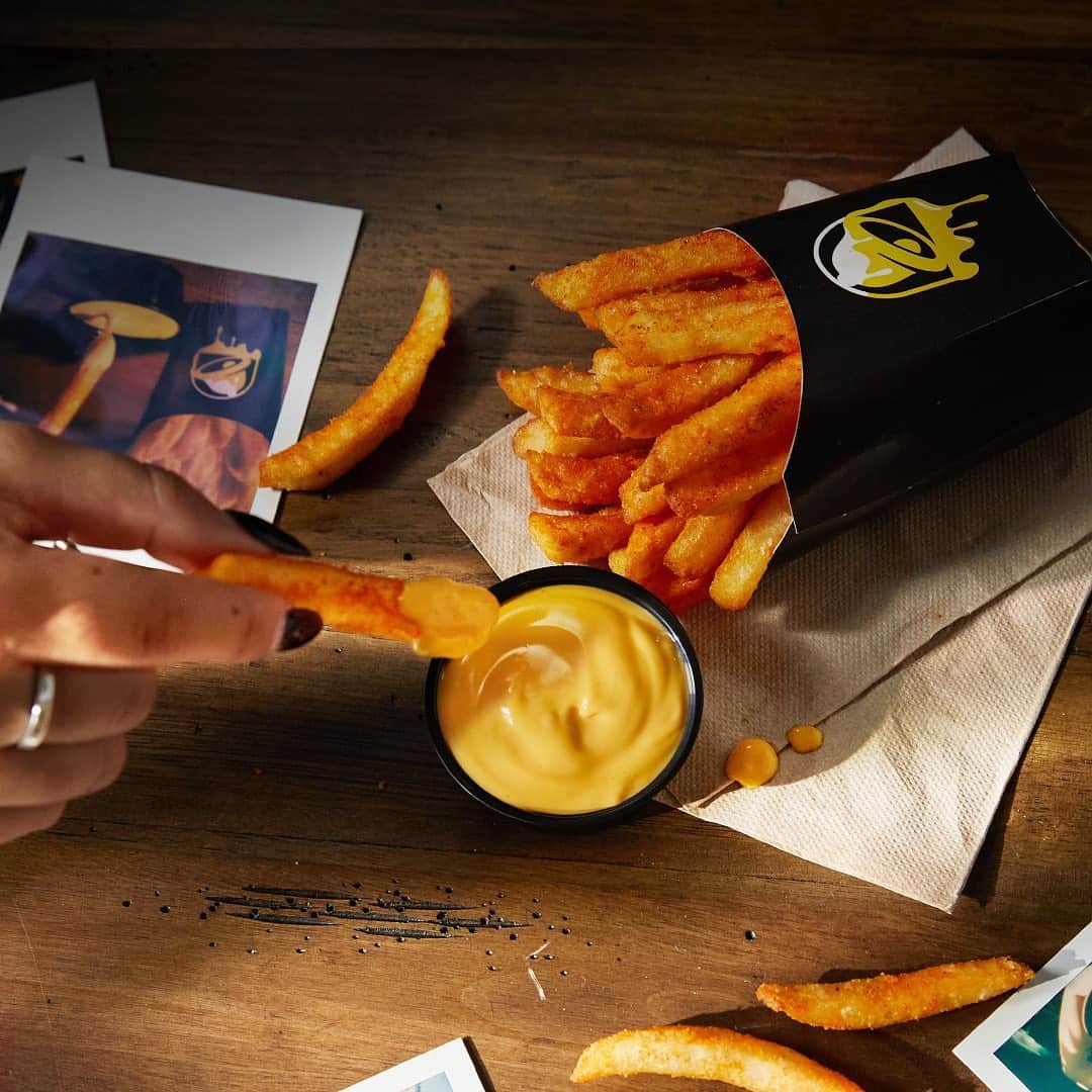 Taco Bellのインスタグラム：「Dipping out of 2020 like...」