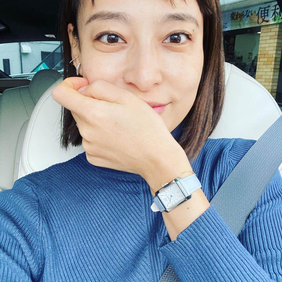 小泉里子のインスタグラム：「お正月の買い出しへ。 ブルーのワンピースに　@baumeetmercier は水色のベルトに変えて。 2色持ってると気分や洋服に合わせて変えれるからいいね。」