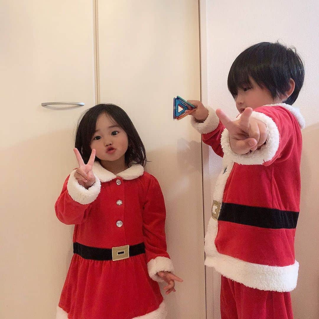 MII MAMAのインスタグラム：「. . . クリスマス🎄🎁🎅🌟 サンタさんからのプレゼント💓 今年も反応をYouTubeでアップします♥️ . あ〜もう今年終わっちゃうね〜❗ 1年が本当に早い🥺 ------------------------------------------ 🔎White Style mi mama 良かったらチャンネル登録お願いします🙇🏽‍♀️ #YouTube#ユーチューバー#主婦ユーチューバー#MIIMAMA##チャンネル登録お願いします#2児ママ#年子ママ#ホワイトインテリア#モノトーンインテリア#シンプルな暮らし#収納#ホワイト収納#イチナナ#イチナナライバー#専属ライバー#主婦ライバー」